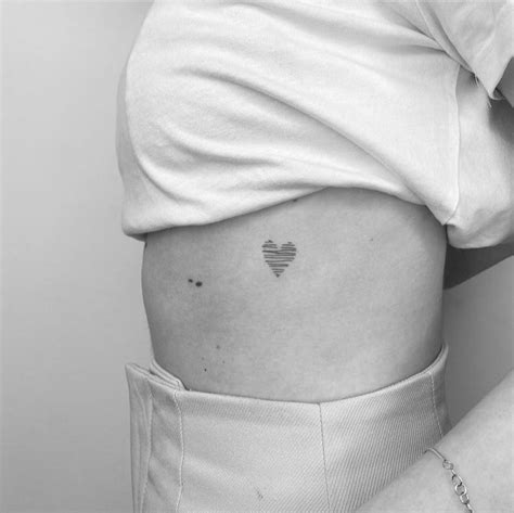 tatuajes pequeos para mujeres en el pecho|Tatuajes pequeños en el pecho para mujeres。